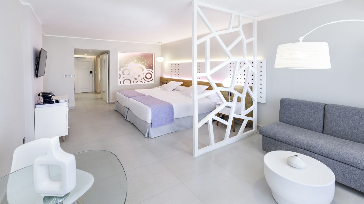 Junior suite tengerre néző