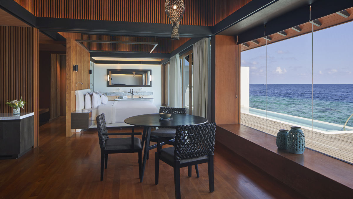 Víz feletti villa medencével