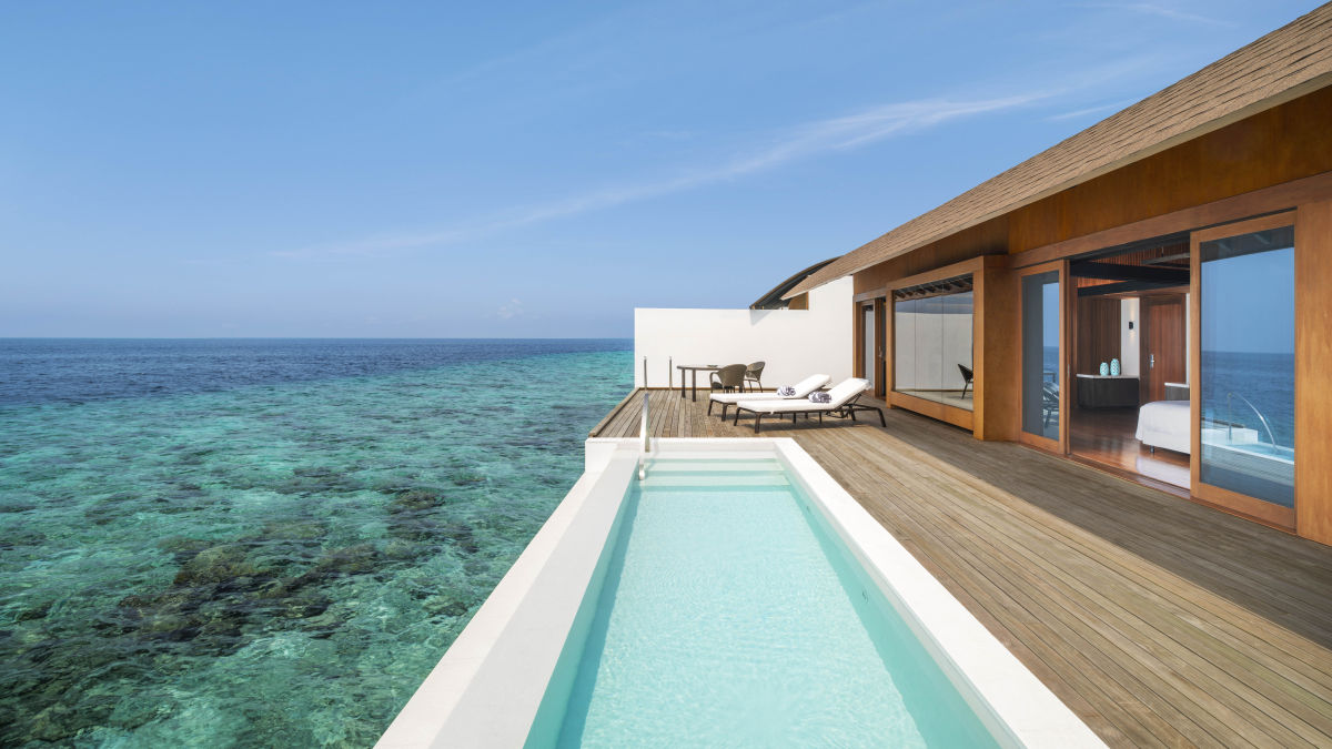 Víz feletti villa medencével