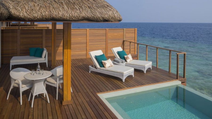 Víz feletti villa medencével