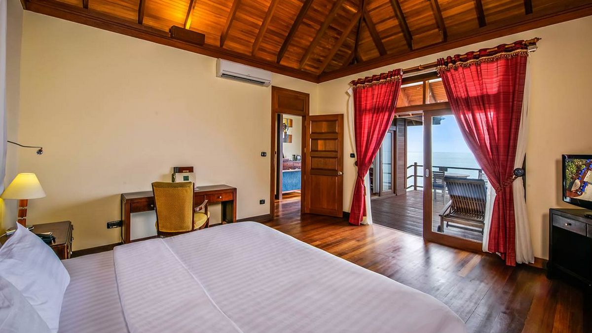 Jacuzzis víz feletti villa