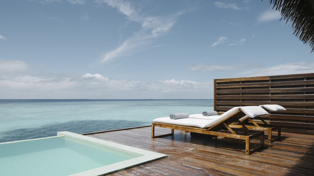 Medencés víz feletti villa