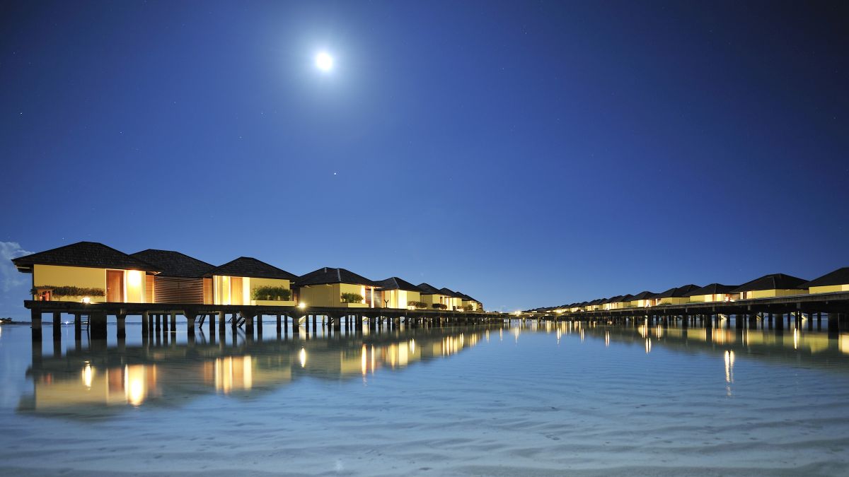 Jacuzzis víz feletti villa