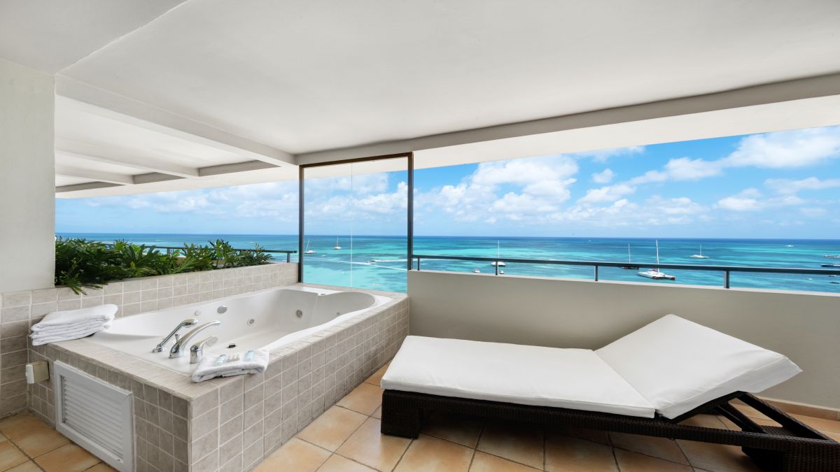 Tengerre-medencére néző szoba